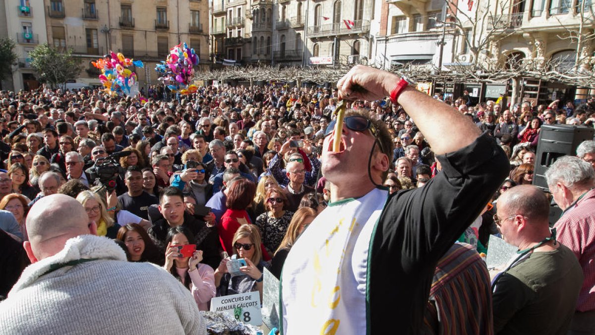 Wegrzyn bate todos los récords y engulle en Valls más de 5 kilos de calçots