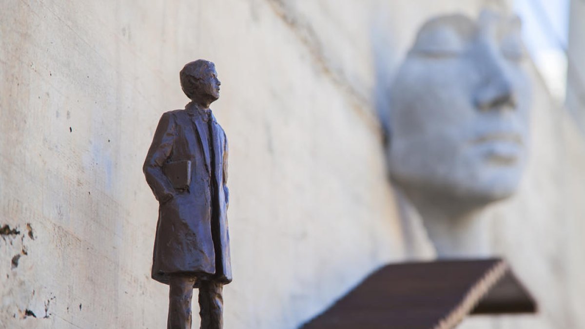 Una escultura a l'arena del Circ recorda l'arqueòleg Xavier Dupré