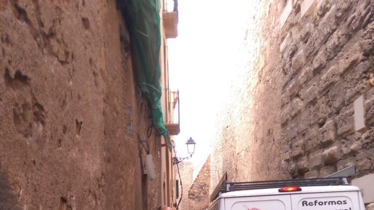 Vecinos de Bajada del Roser reclaman bandas sonoras para «frenar» los coches