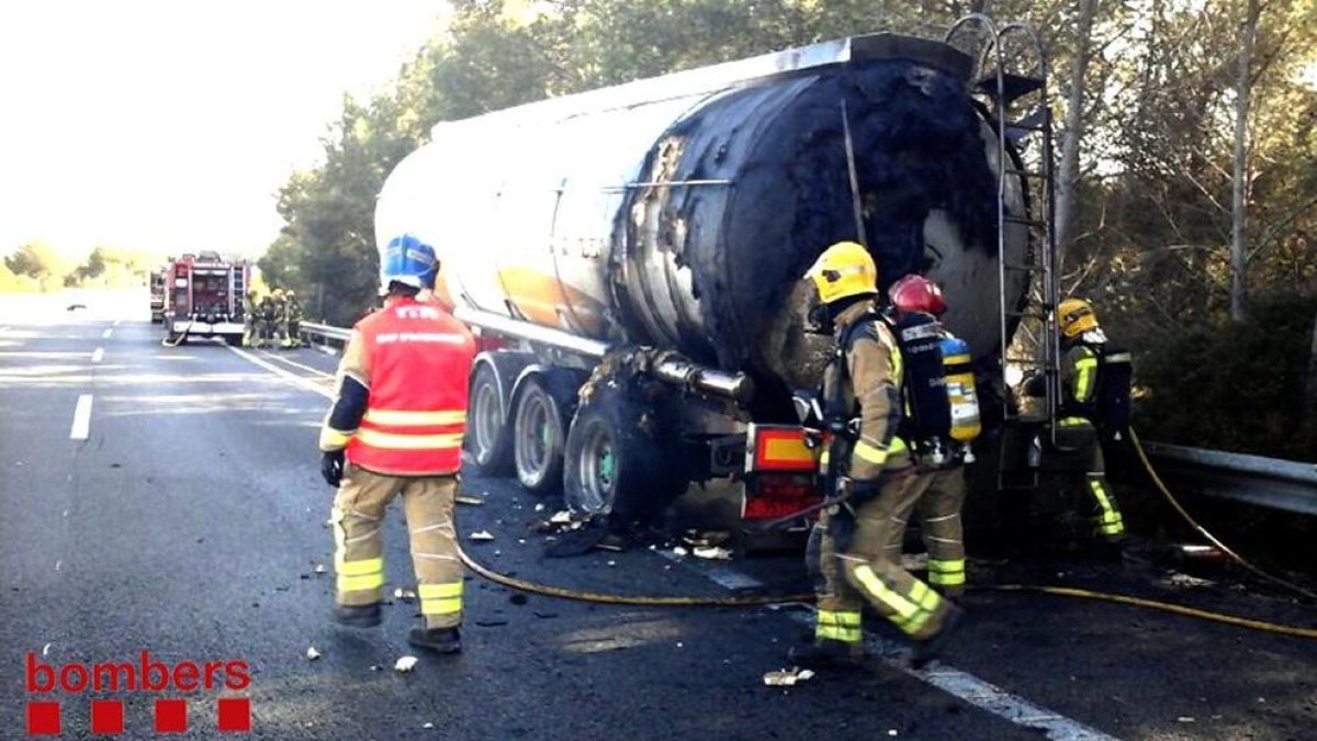 Un camió cisterna s'ha encès a l'AP-7 a Tarragona