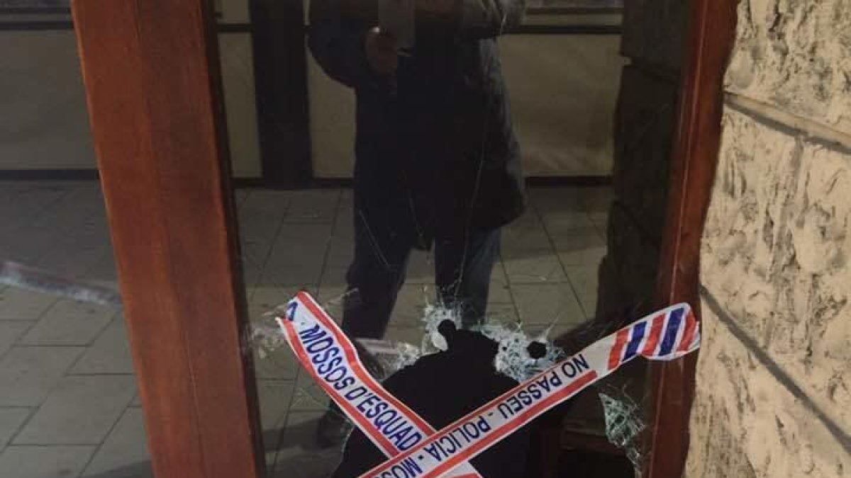 Entren a robar a un restaurant del Serrallo i s'enduen diners, menjar i beguda