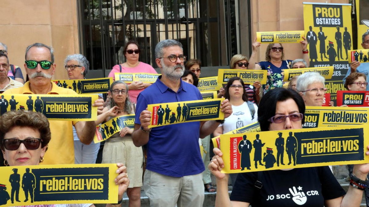 Riera (CUP) da apoyo en una acción de protesta de silencio ante los juzgados de Tarragona