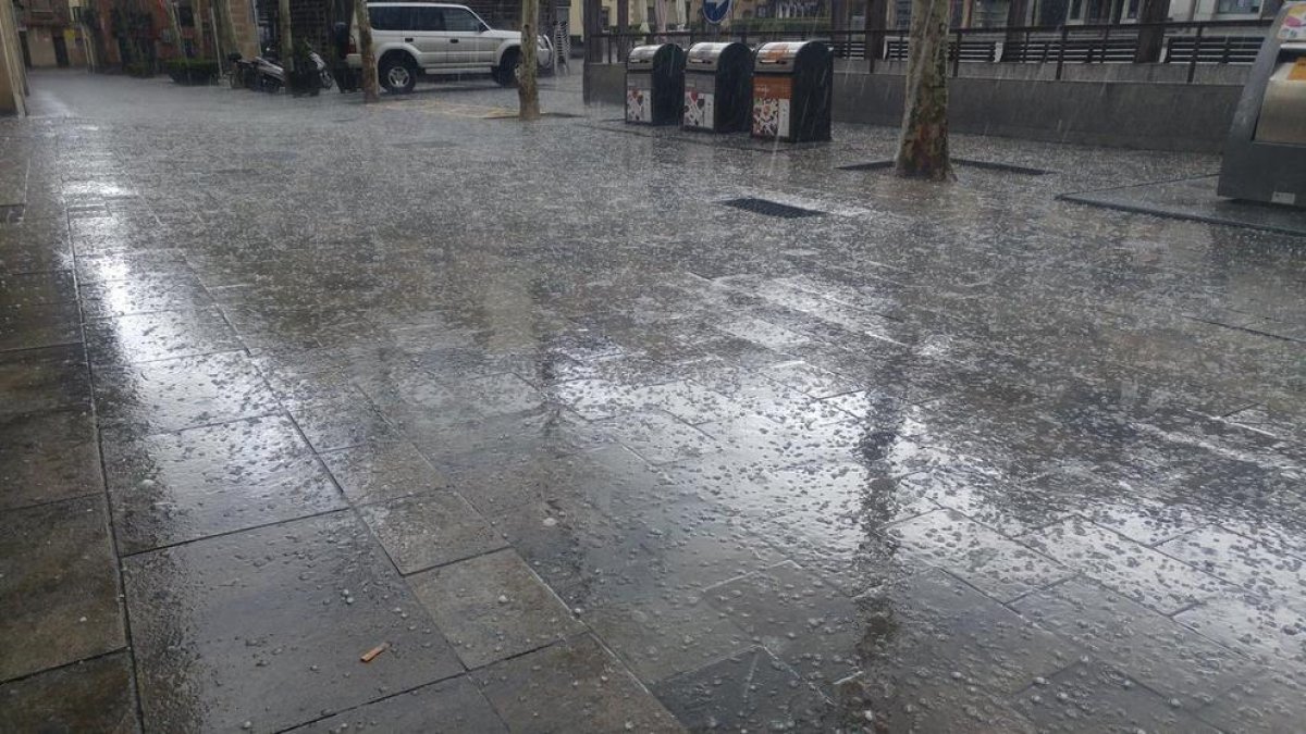 La calamarsa tenyeix de blanc Valls