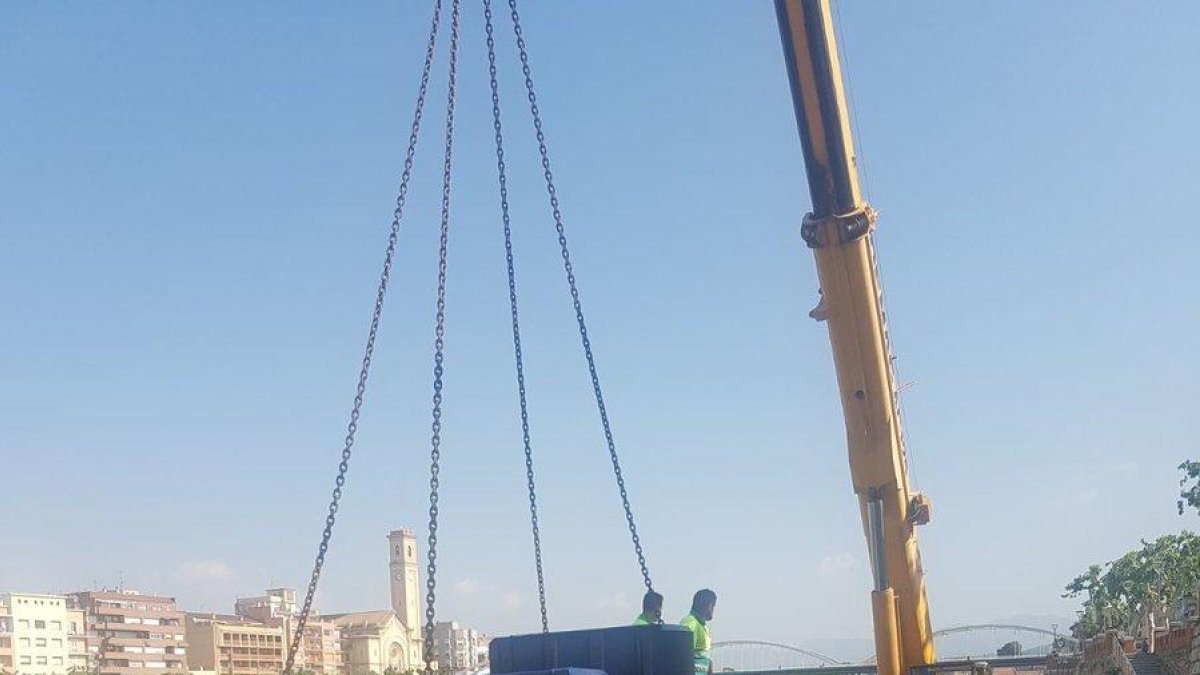 El embarcadero de Tortosa que se llevó la riada ya está reparado e instalado en la zona del Mercado