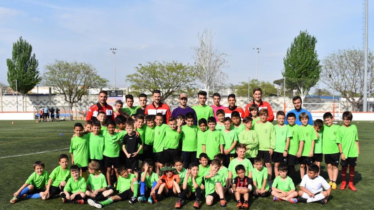 Els jugadors del primer equip visiten l'Escola de Futbol La Pastoreta