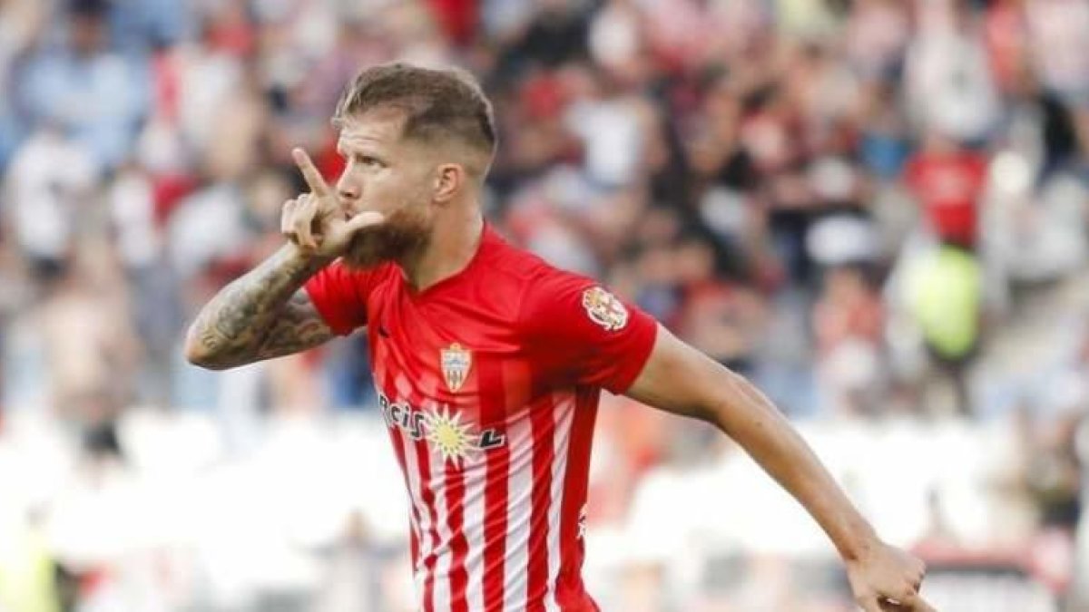 El capitán del Almería, detenido por la presunta manipulación del partido con el Nàstic