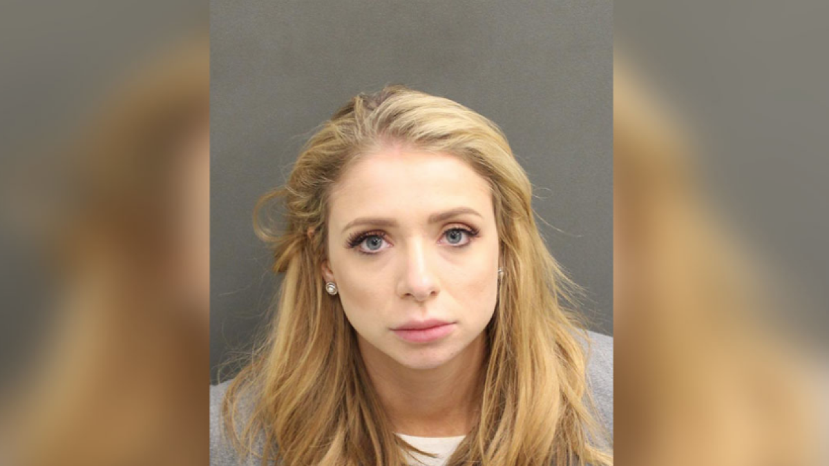 Detinguda una hipnoterapeuta per mantenir relacions amb un menori cobrar-li 480 dòlars