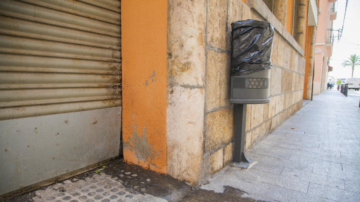 Un vecino del Serrallo denuncia aguas fecales en la calle desde hace quince días