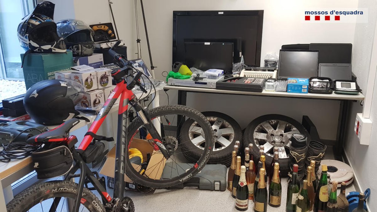 Detingudes quatre persones per robar en 35 trasters de Tarragona, Torredembarra i Sant Celoni