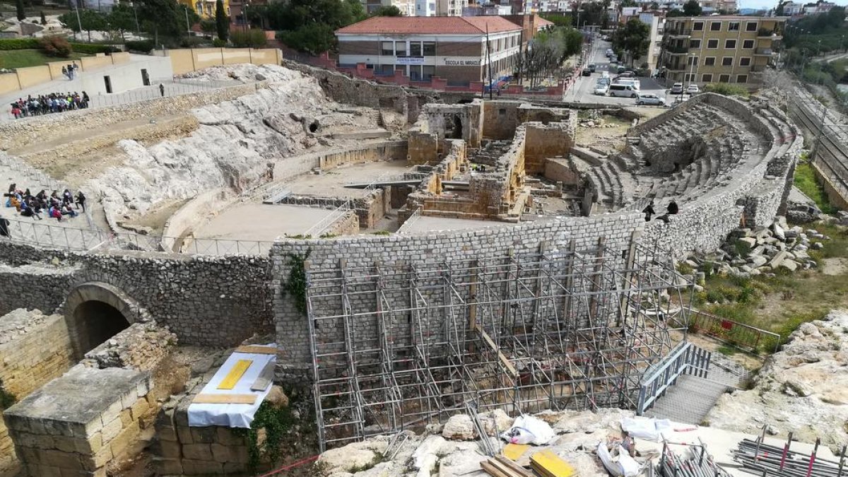 Instal·len una bastida a la part de l'Amfiteatre amb esquerdes