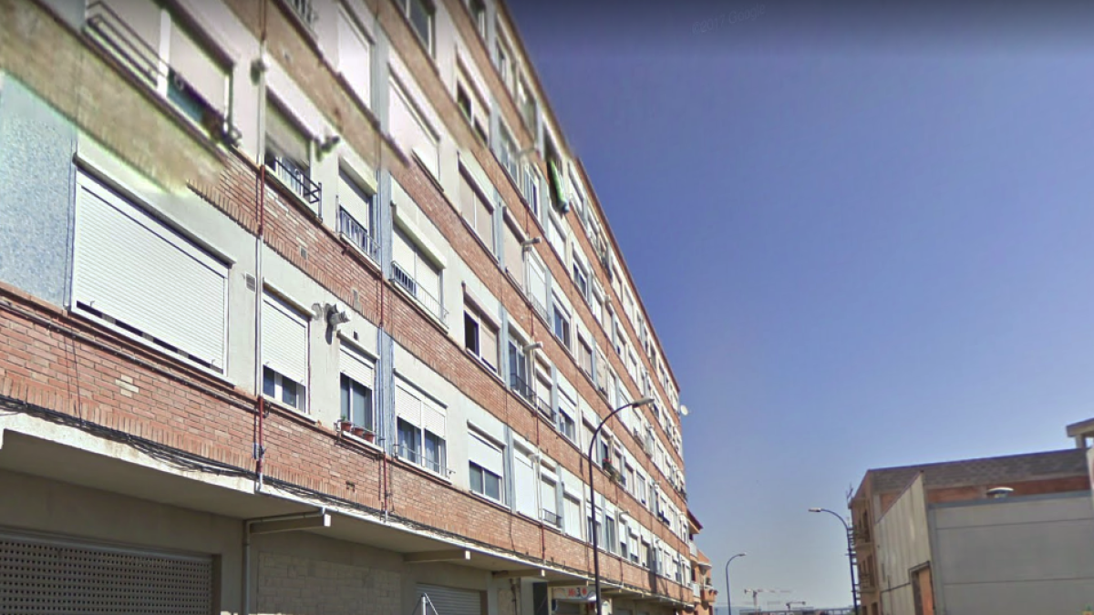 Un herido grave y 16 intoxicados por inhalación de humo en un incendio de vivienda en Reus
