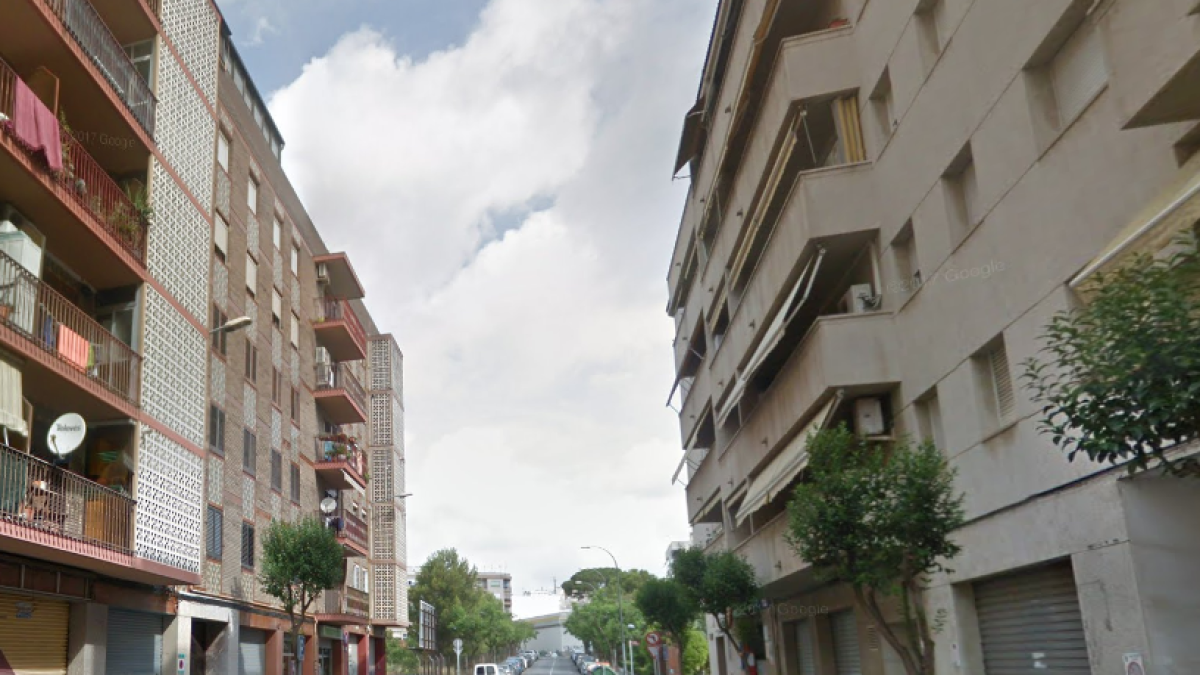 Un lampista cau de tres metres a Reus