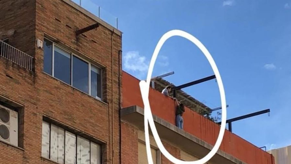 Rescaten una noia de 14 anys que es va penjar d'una biga d'un edifici a l'Eixample