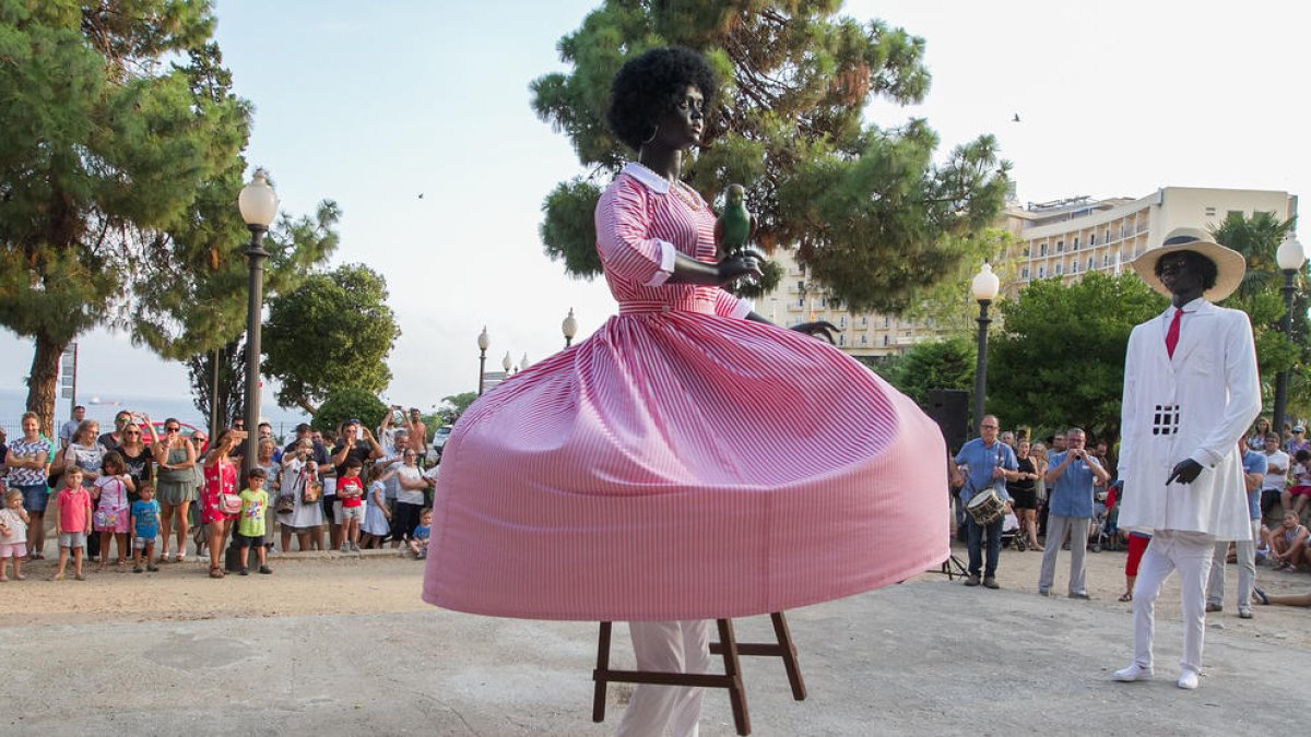 La gegantona Negrita estrena un vestit que recupera la volada original