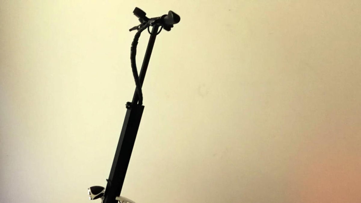 L'atrapen amb una taxa d'alcohol de 0,70 mg/l quan anava fent esses amb un patinet elèctric