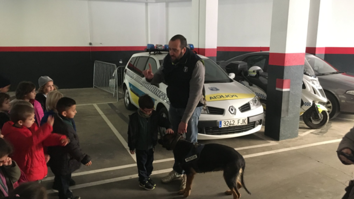 Condecoran la primera perra policía que hubo en Gerona