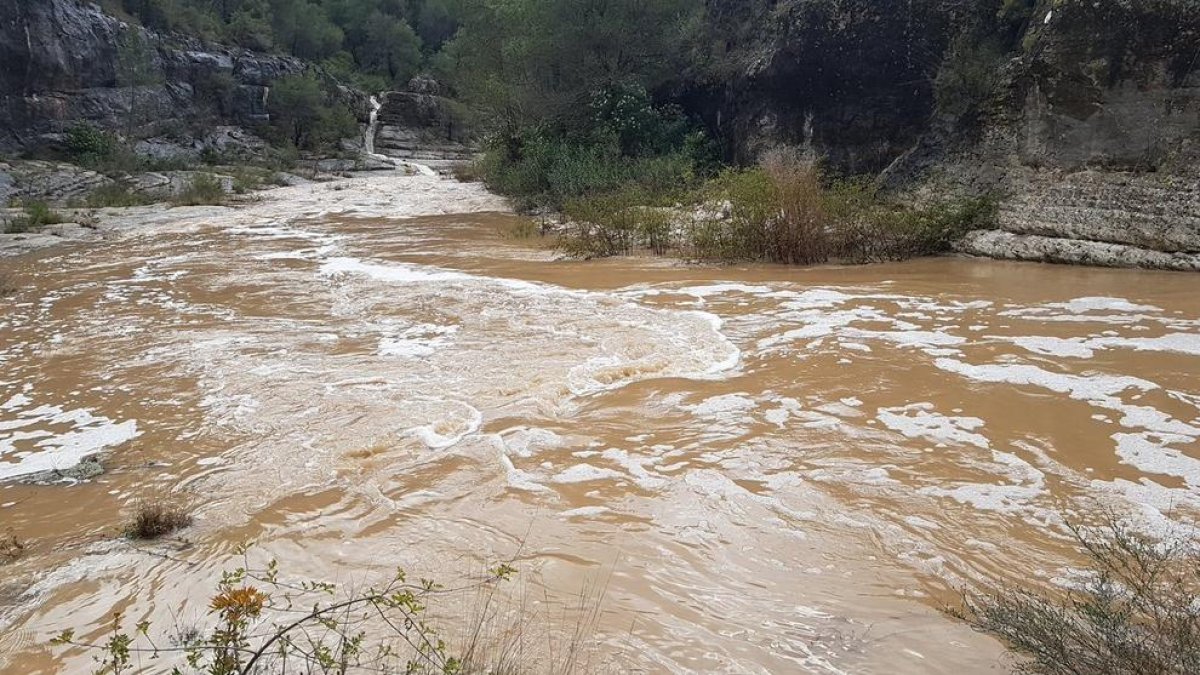 El riu Gaià arrossega un cotxe 500 metres
