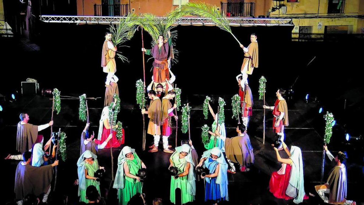 Les Contalles de Sant Magí bufen 15 espelmes amb una exposició retrospectiva