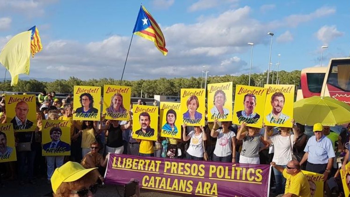 Nueva concentración para reclamar la libertad de los presos políticos en Mas Enric