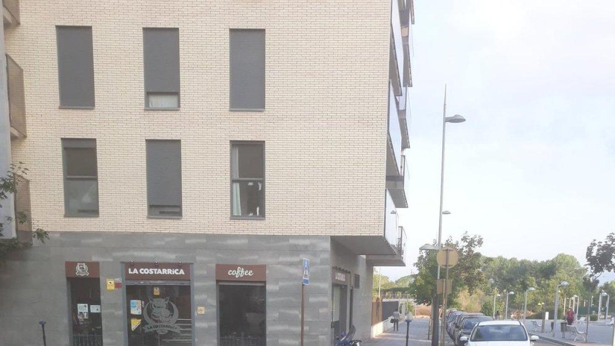 Un ciutadà es queixa que la Guàrdia Urbana aparqui malament «per anar a esmorzar»