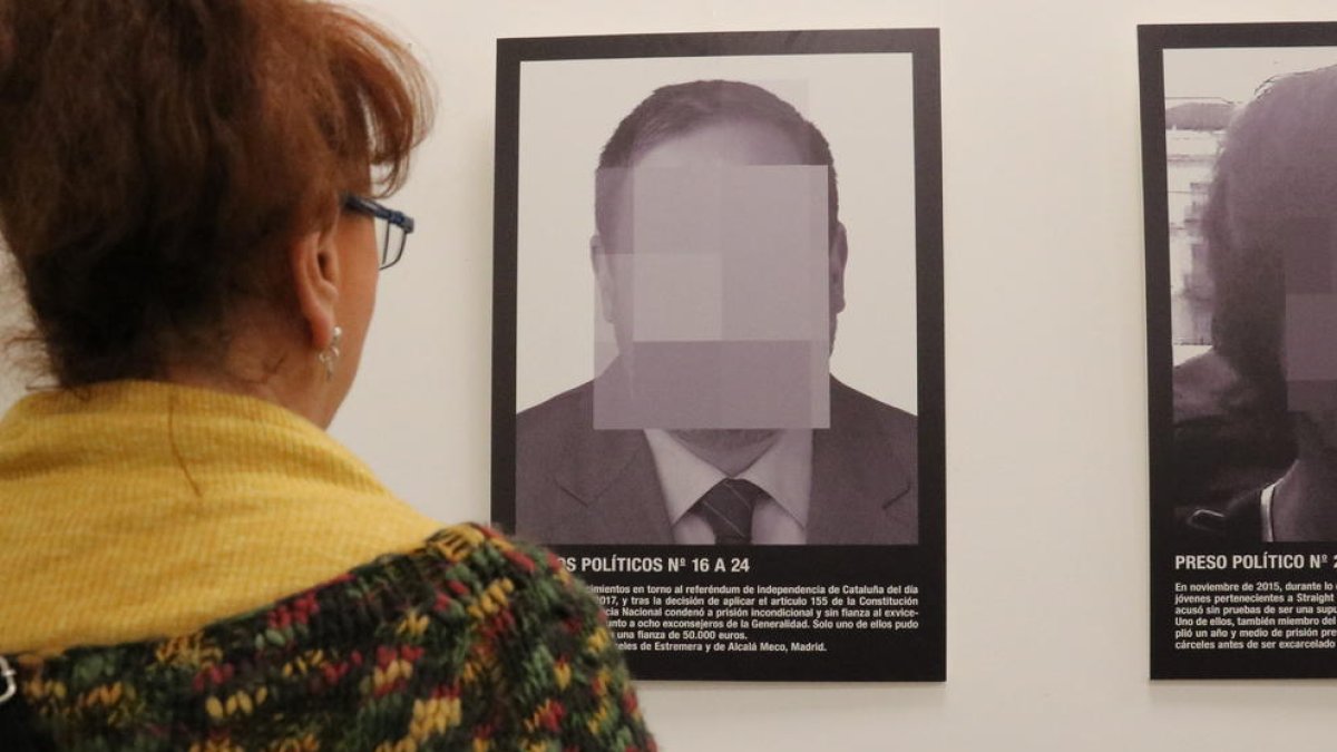 Santiago Sierra exposa una reproducció de les seves obres a Madrid i demana l'alliberament dels presos polítics