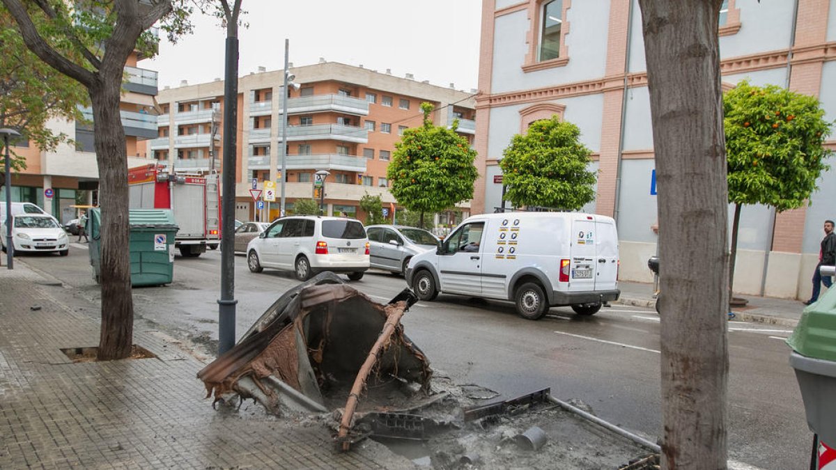 Los bomberos extinguen un incendio en contenedores de basura cada seis días