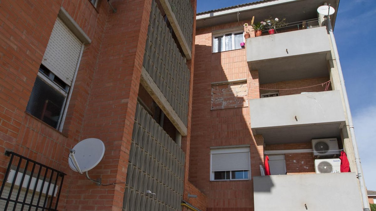 Una reunión entre vecinos, Habitatge y Ayuntamiento de Reus aborda las ocupaciones