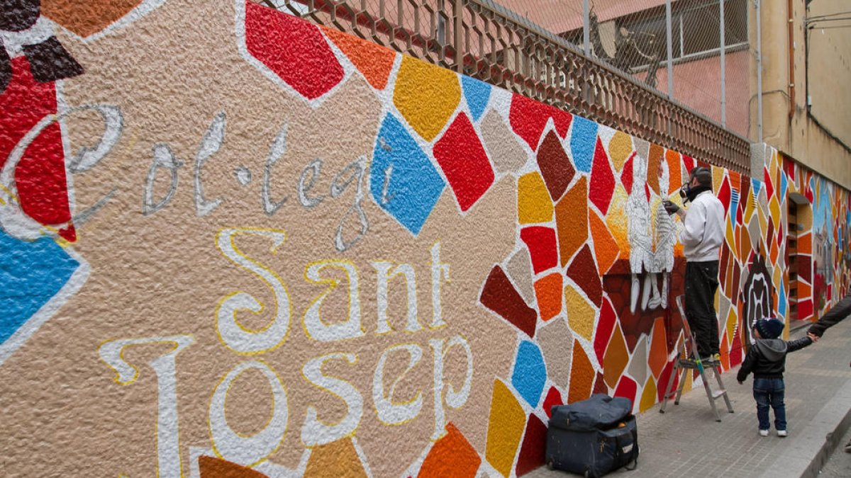Pintan la fachada del Colegio Sant Josep de Reus