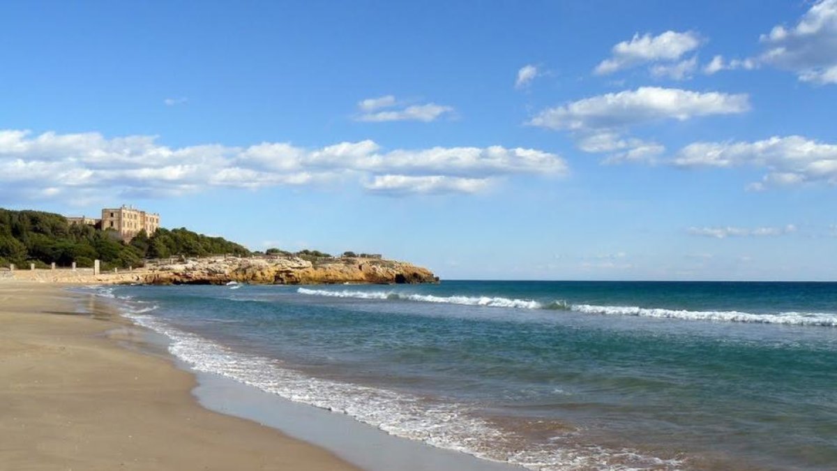 Rescatan a un chico de 26 años que se había tirado desde las rocas a la playa del Arrebatamiento