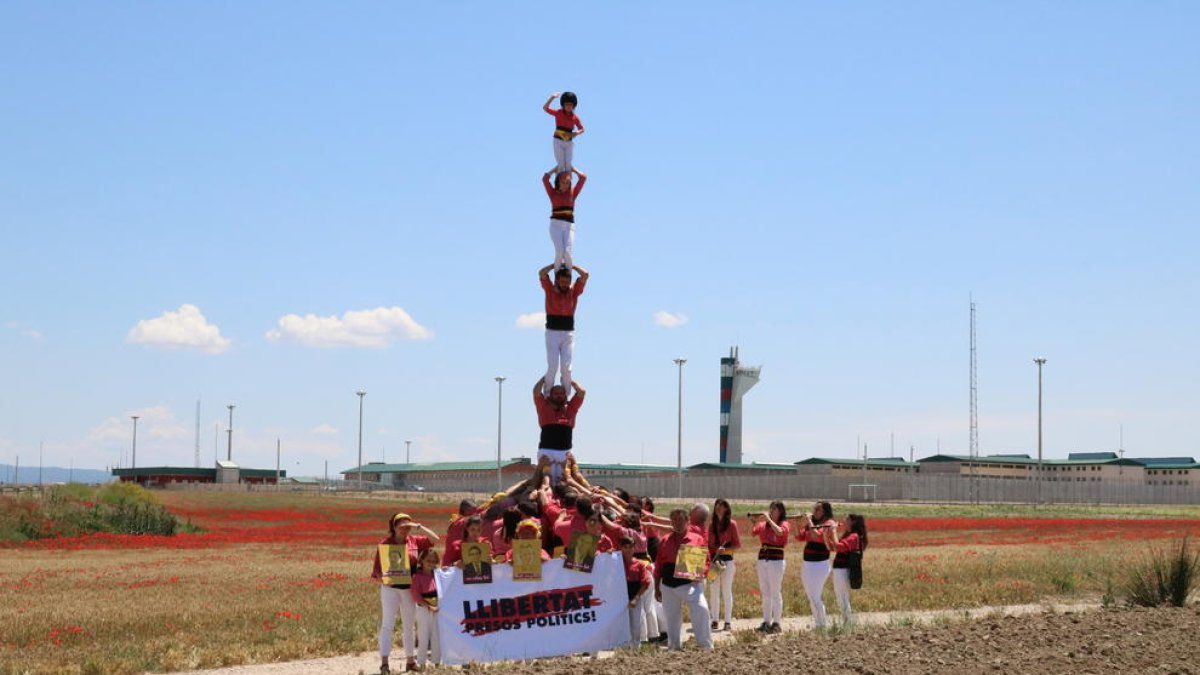 Una setentena de castellers de la Vella de Valls levantan pilares ante las prisiones de los líderes independentistas