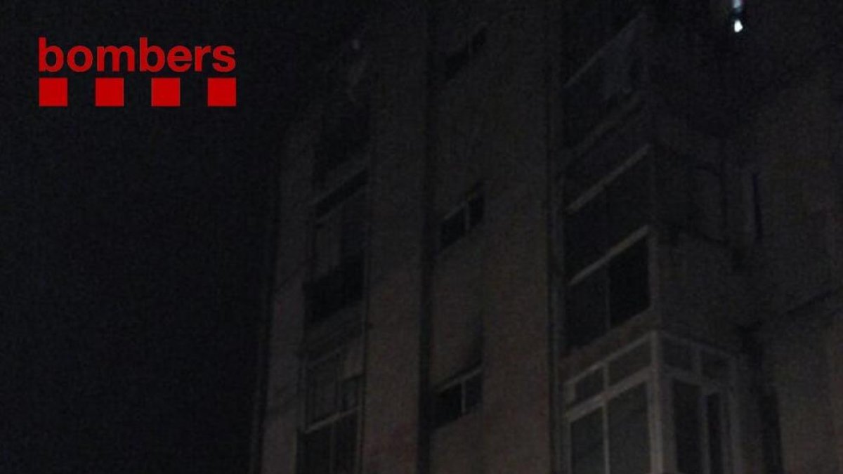 Dieciocho personas heridas leves en un incendio de un piso en Reus