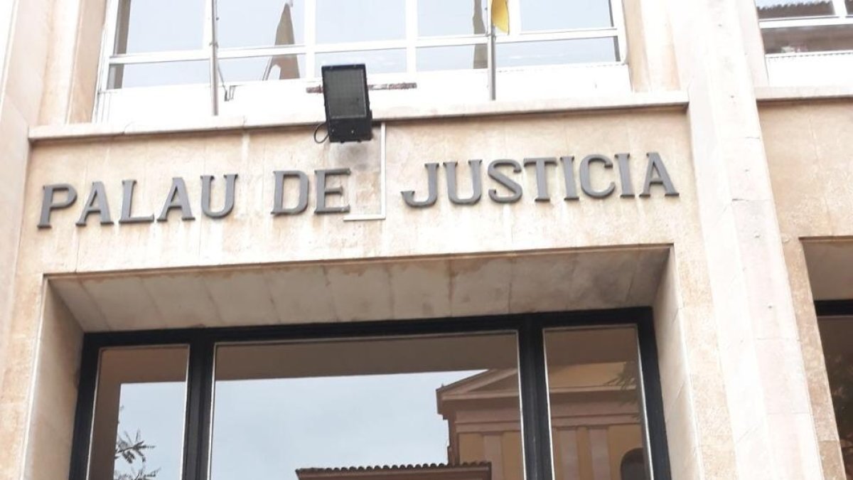 Desenes de persones es concentren en suport al menor ferit pels Mossos al 2012