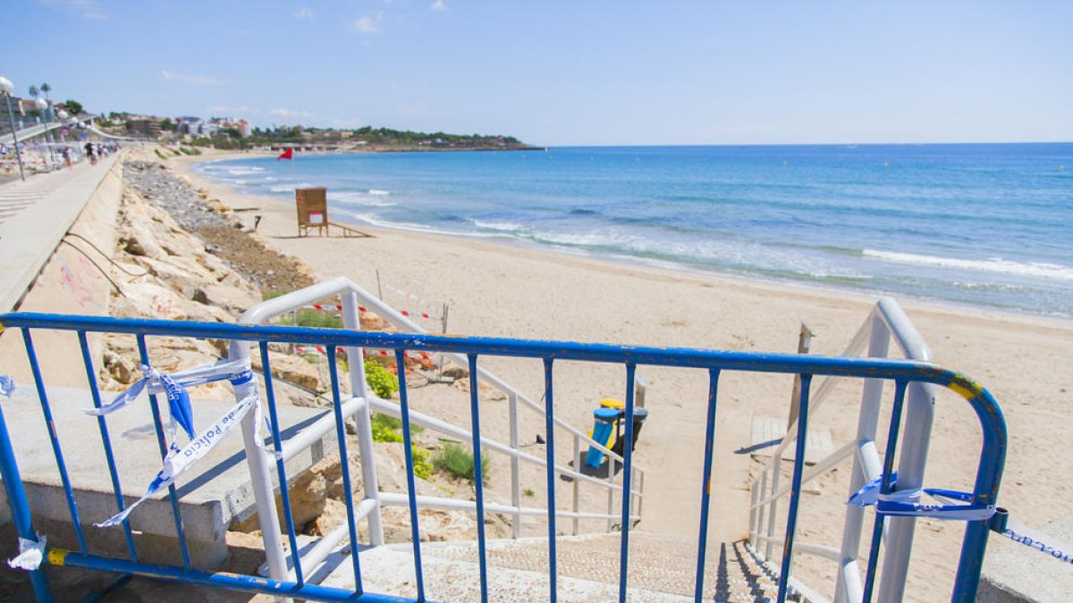 La platja del Miracle continua amb bandera vermella per baixa qualitat de l'aigua pel bany