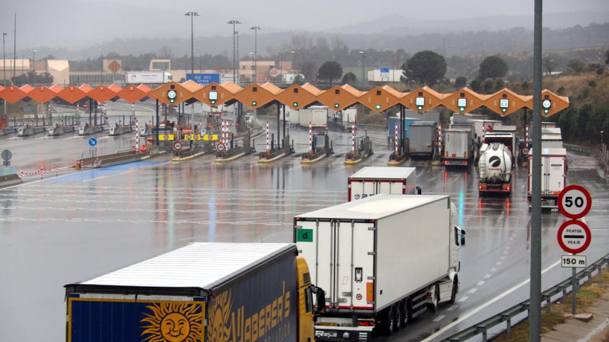 Comencen a aixecar-se les restriccions a la circulació de camions