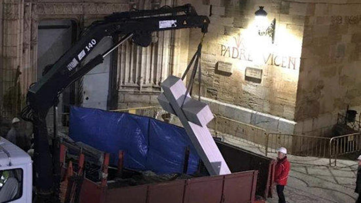 Dos detinguts a Alacant per tractar d'impedir la retirada de la creu franquista als caiguts