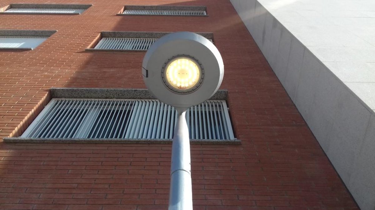 Tarragona canvia els fanals oxidats