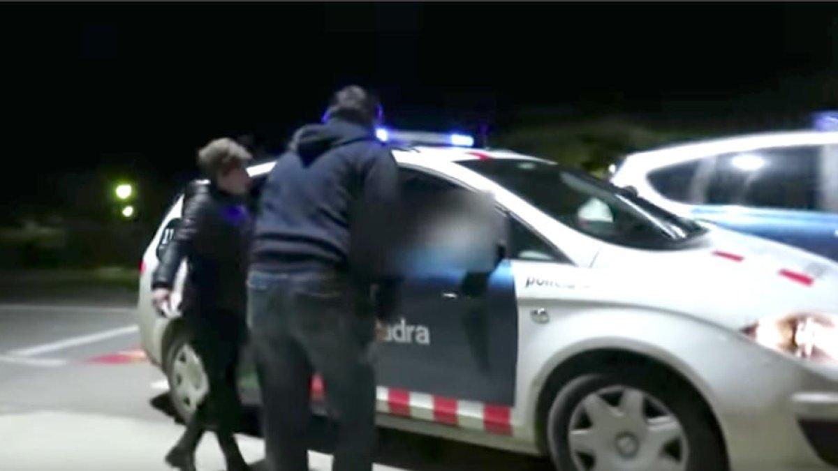 Els Mossos medien entre veïns i un grup que treia llaços grocs a Vinyols i els Arcs