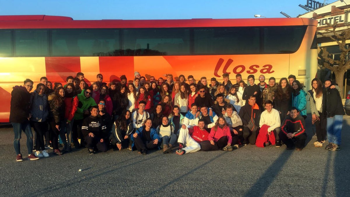 Una sesentena de jóvenes participan en la esquiada del TRAC