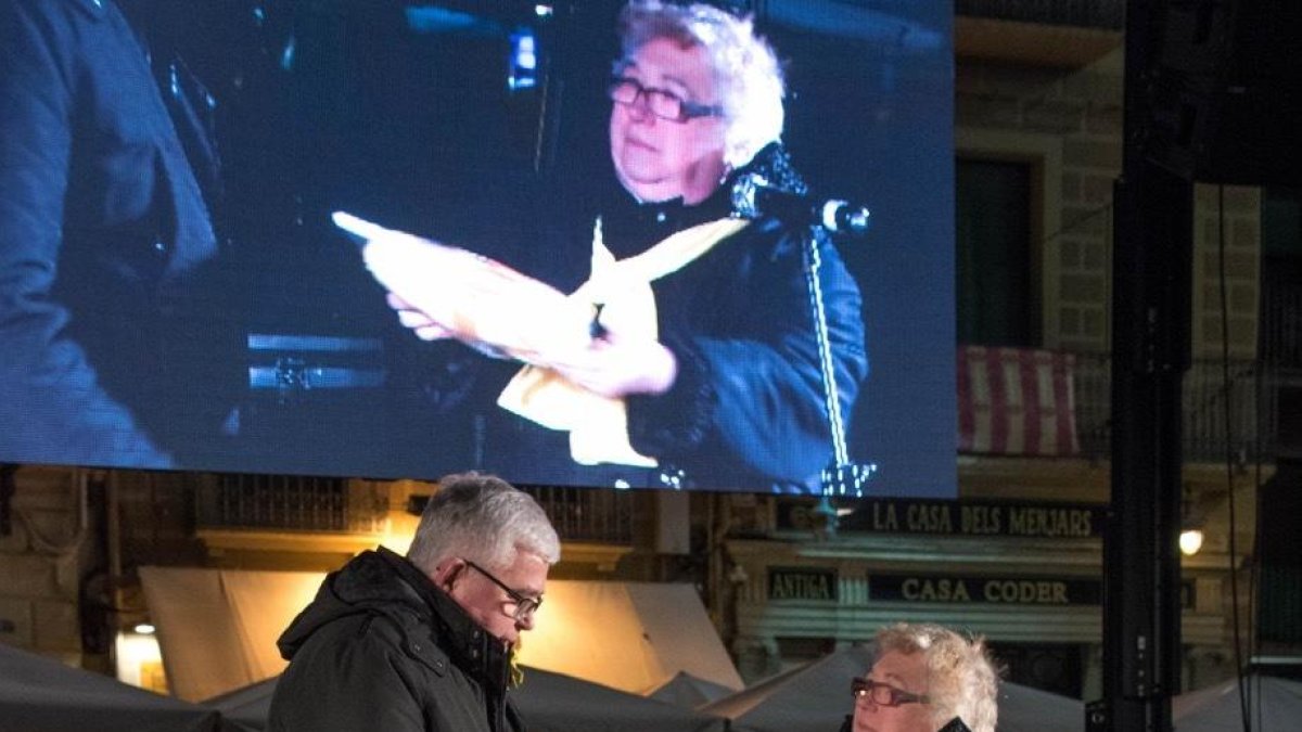 Jordi Sànchez rep una bufanda groga dels Avis i Àvies de Reus per la Llibertat