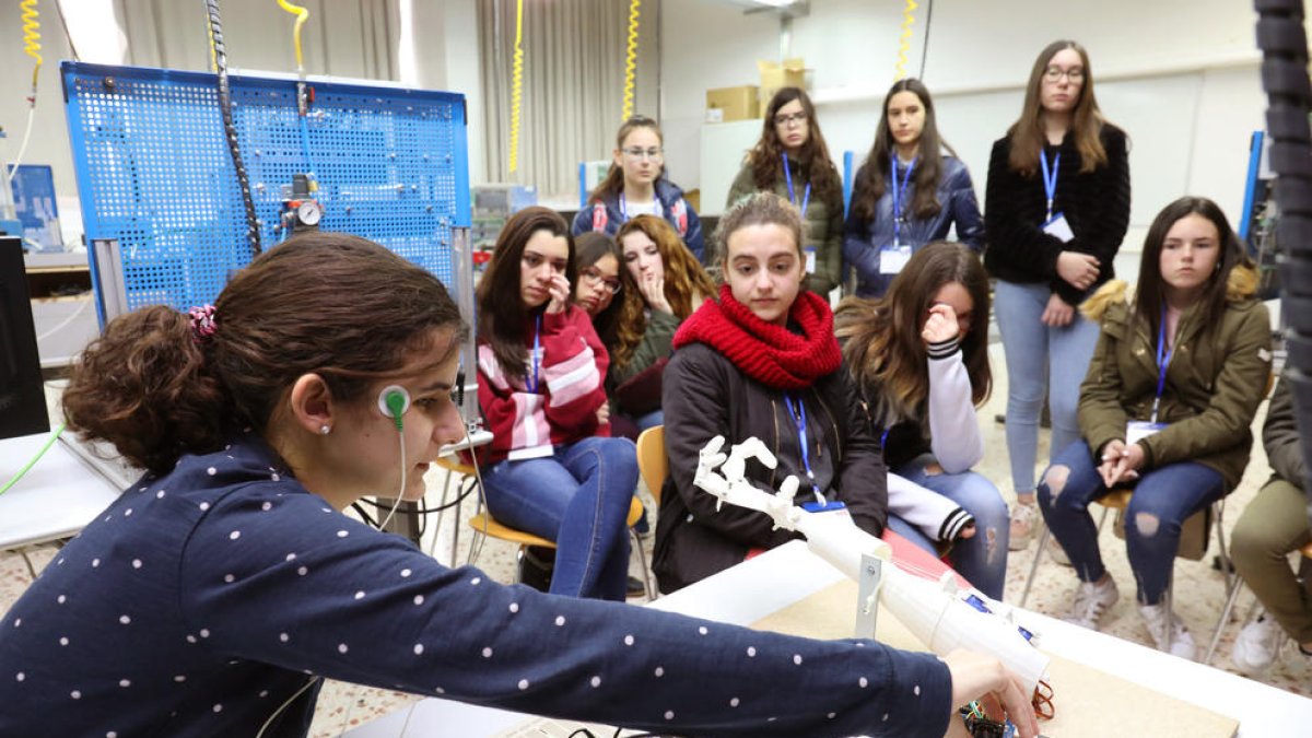 La URV vol augmentar el nombre de dones que estudien Enginyeria
