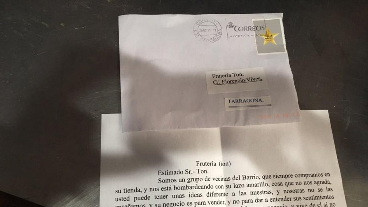 Una frutería de Tarragona recibe un anónimo amenazando de boicot si no saca el lazo amarillo