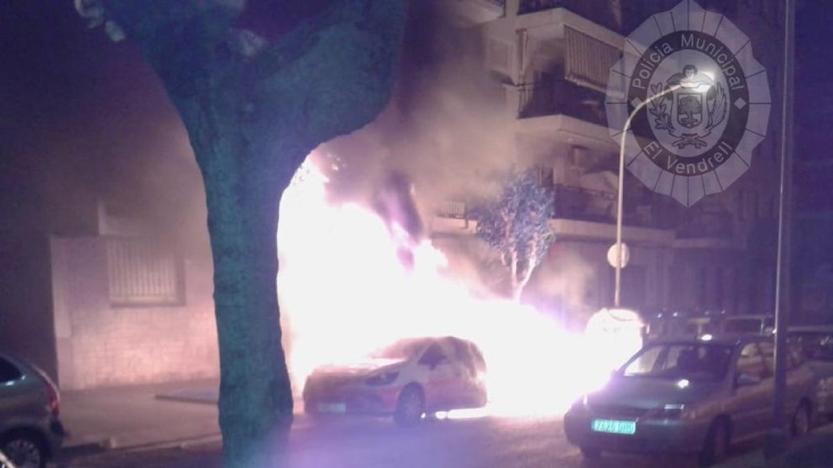 Un incendio en unos contenedores quema por completo un coche