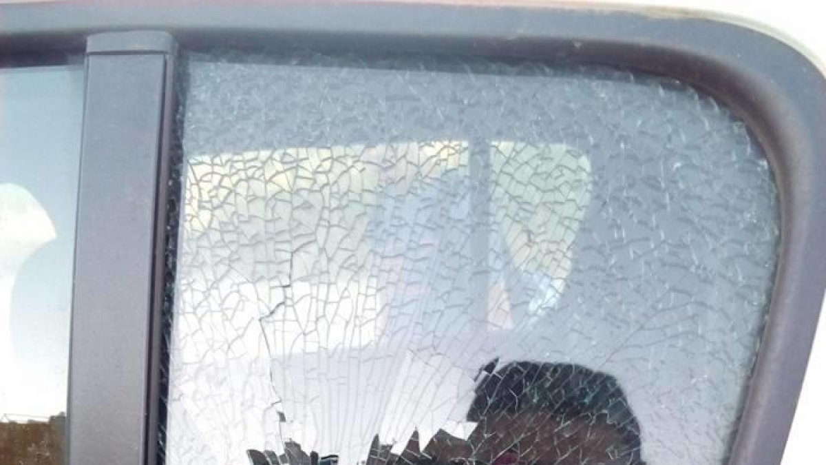 Estropicio de cristales de coche en varias calles de Constantí en una noche