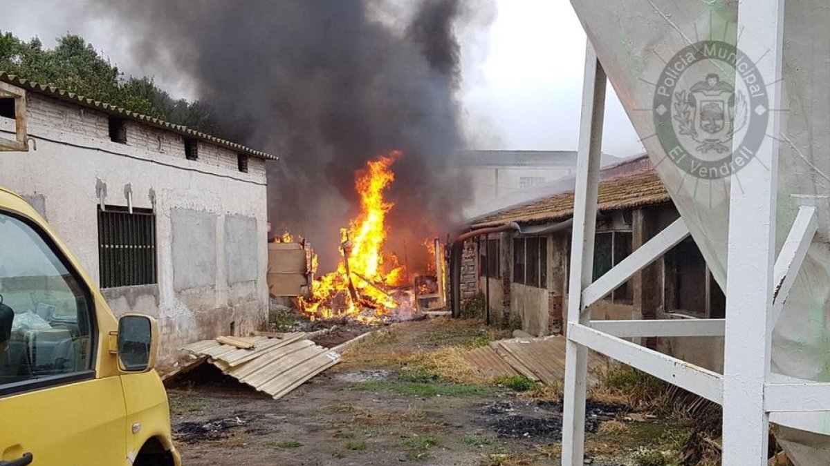 Un incendio amenaza unos pollos en Santa Oliva