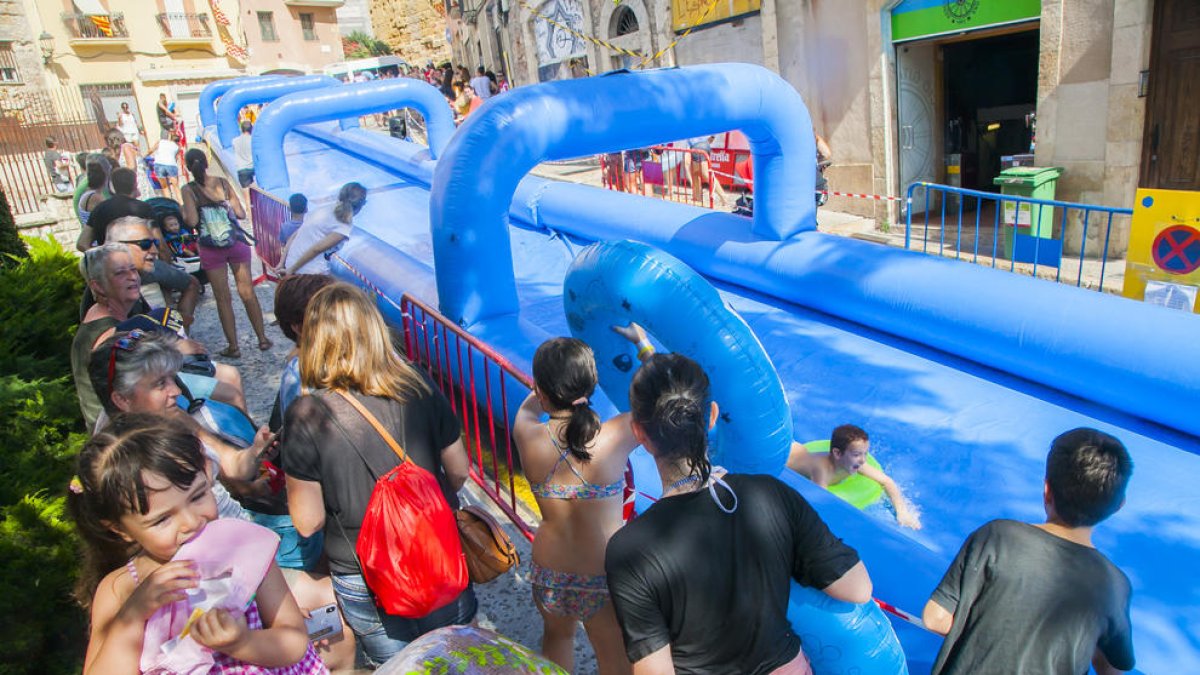 El tobogan aquàtic omple la baixada de la Pescateria de diversió