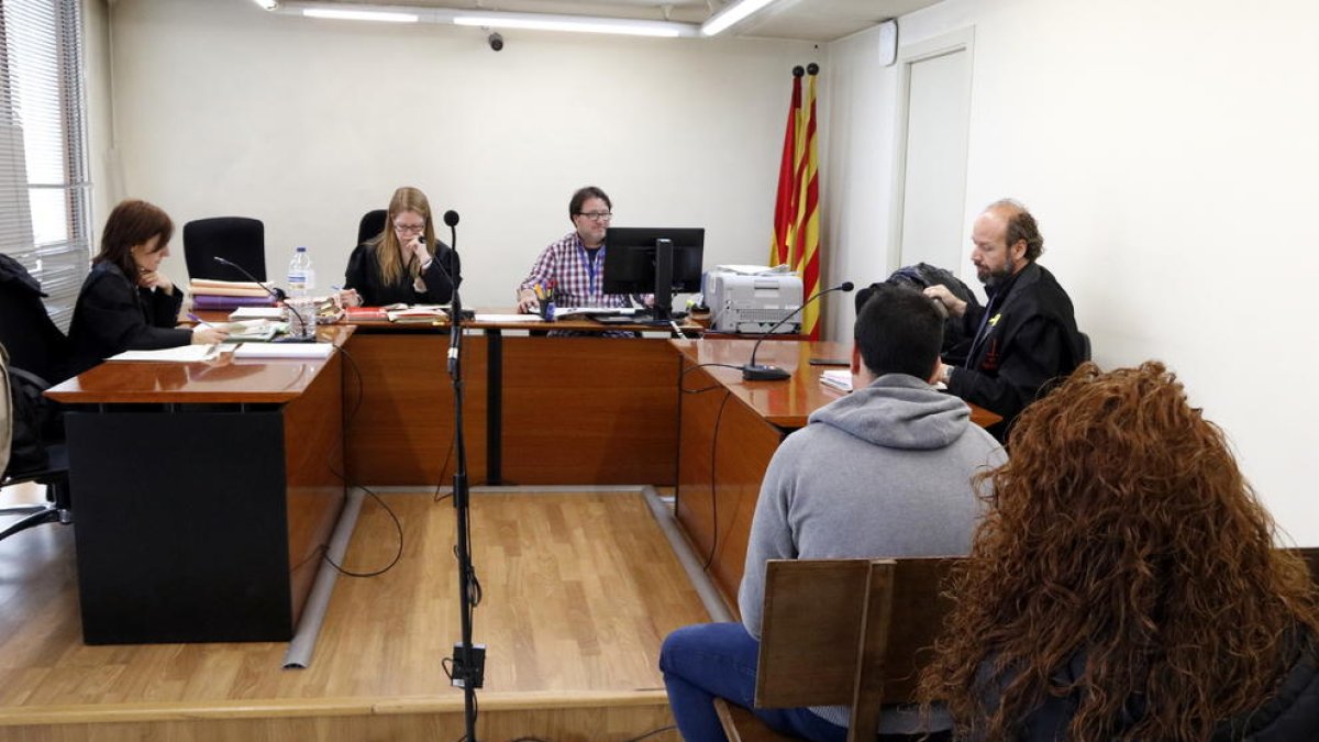 Rebajan la pena por el joven que dejó morir unos 50 animales en les Masies de Roda