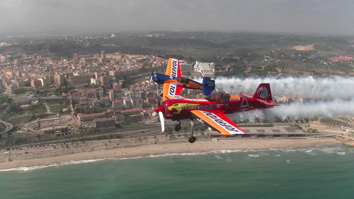 Els avions de Repsol conquereixen el cel tarragoní davant milers d'espectadors