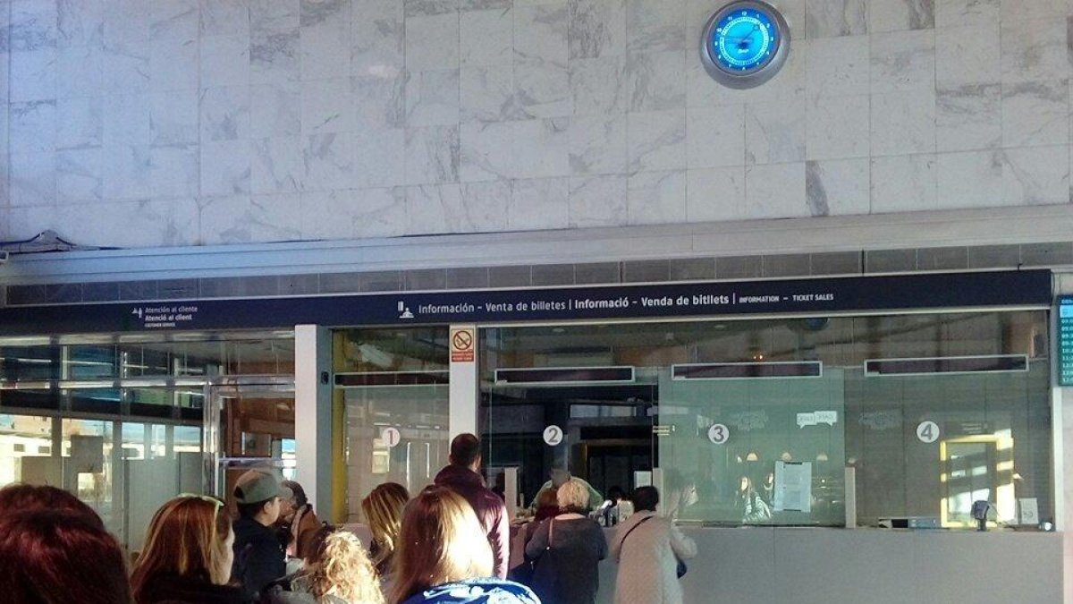 Taquillas cerradas y máquinas fuera de servicio generan colas en la estación de tren de Reus