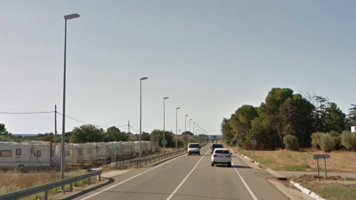 Un ferit lleu en bolcar el seu turisme a la T-323 a Mont-roig