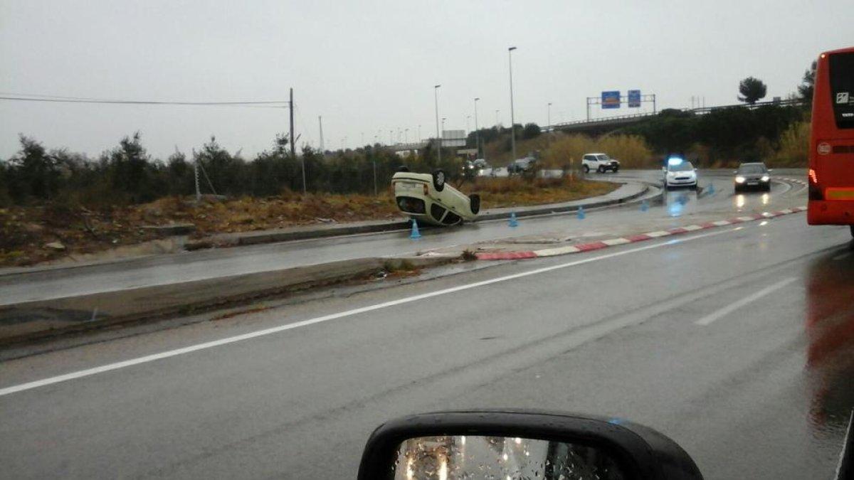 Un hombre herido al volcar con su coche en Reus